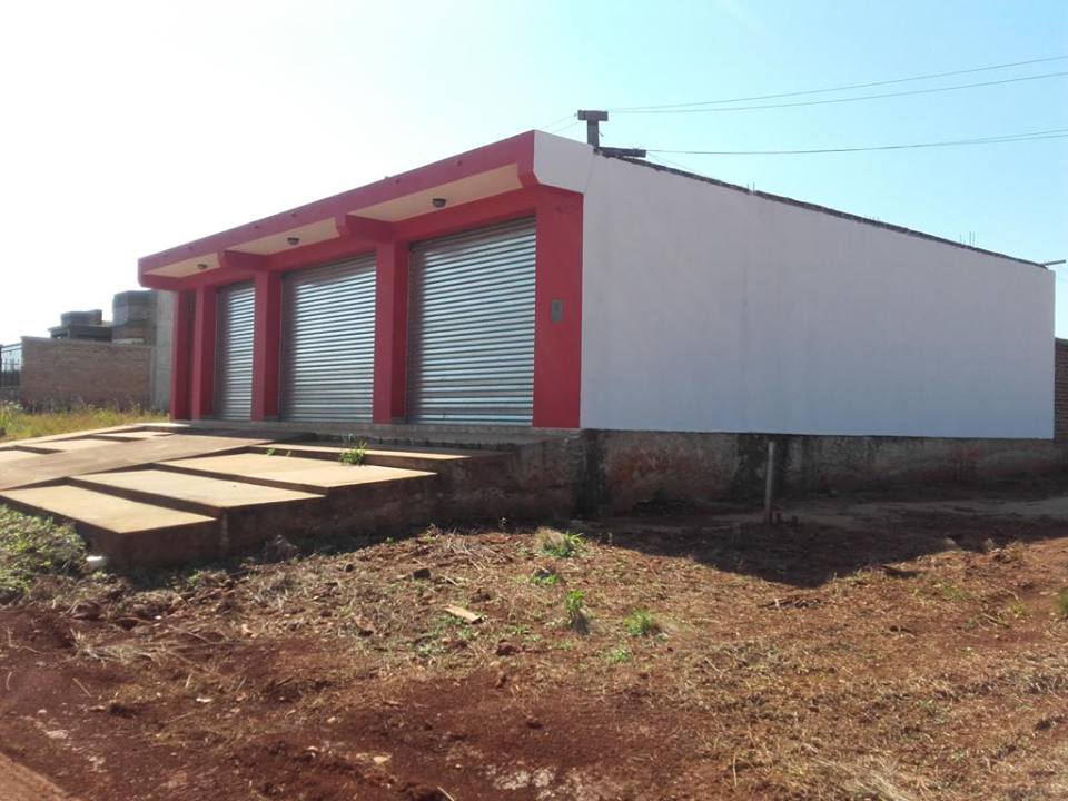 **VENDE /ALQUILA - EXCELENTE SALÓN** - 4
