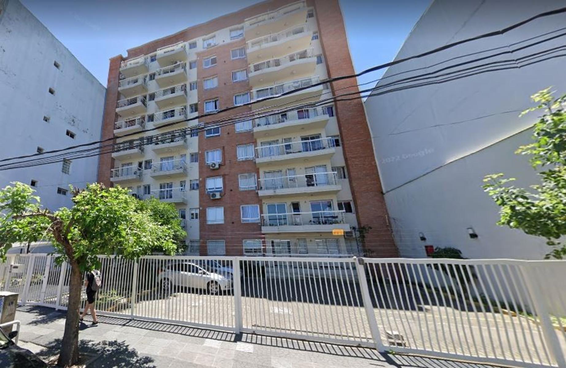 EXCELENTE DEPARTAMENTO DE 2 AMBIENTES AL FRENTE CON BALCÓN Y COCHERA DESCUBIERTA, A METROS DE LA ESTACIÓN DE HAEDO. - 2