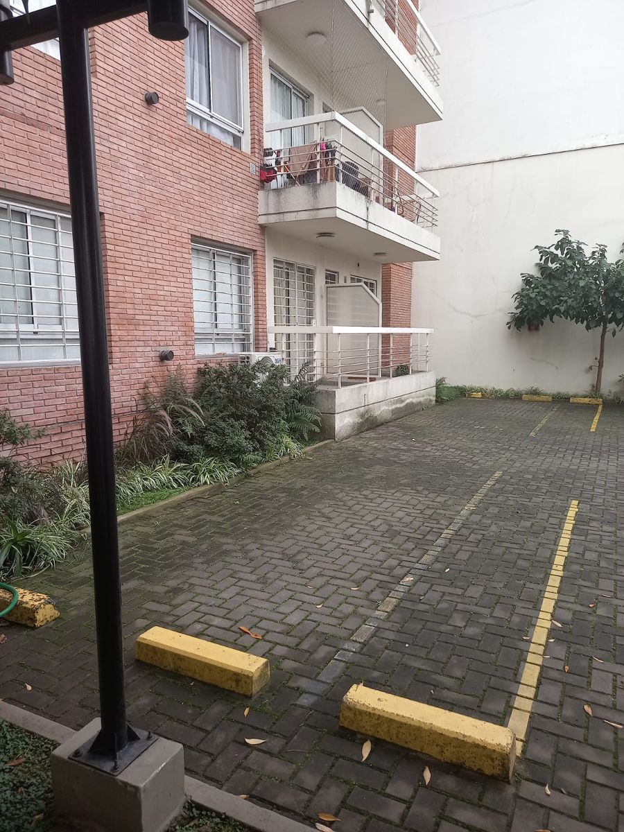 EXCELENTE DEPARTAMENTO DE 2 AMBIENTES AL FRENTE CON BALCÓN Y COCHERA DESCUBIERTA, A METROS DE LA ESTACIÓN DE HAEDO. - 3