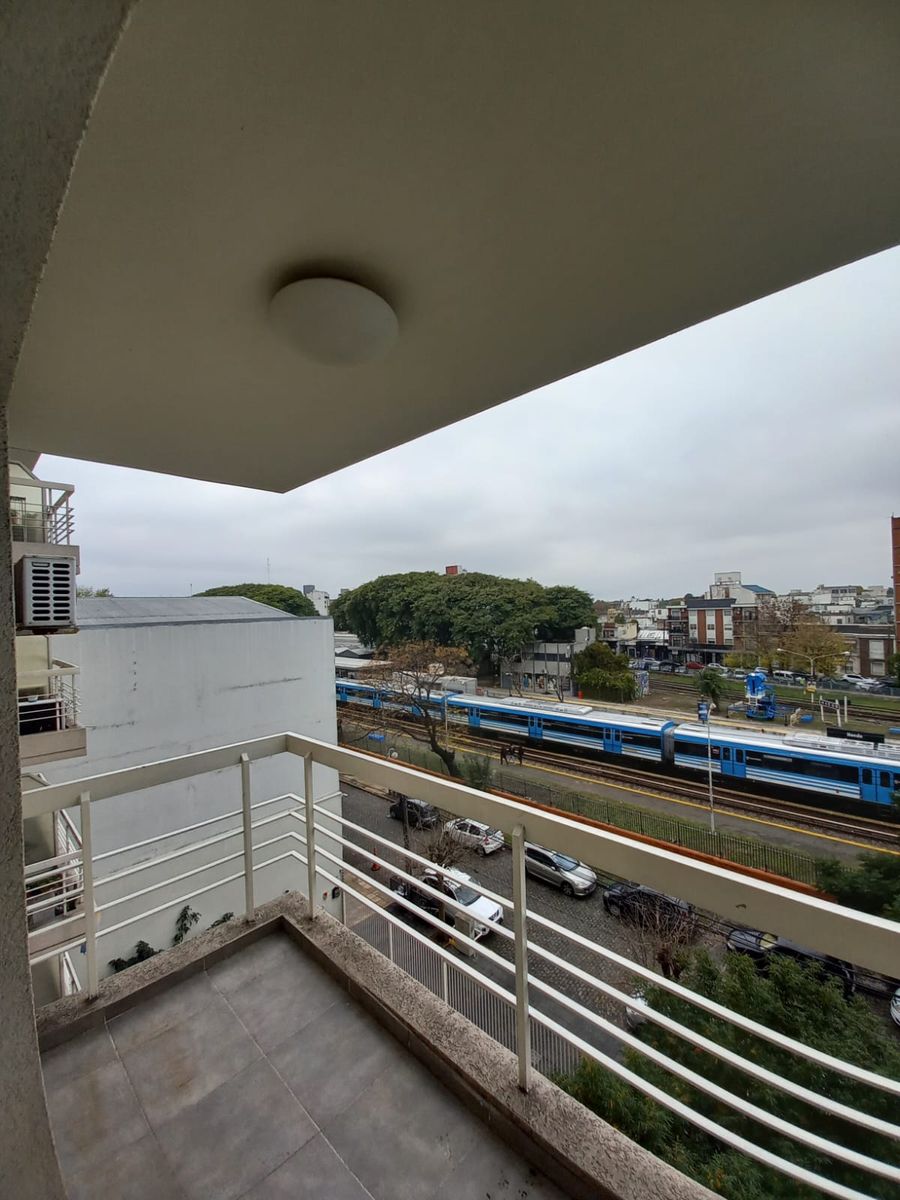 EXCELENTE DEPARTAMENTO DE 2 AMBIENTES AL FRENTE CON BALCÓN Y COCHERA DESCUBIERTA, A METROS DE LA ESTACIÓN DE HAEDO. - 5