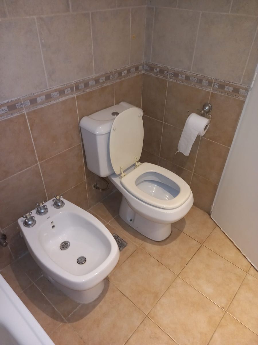 EXCELENTE DEPARTAMENTO DE 2 AMBIENTES AL FRENTE CON BALCÓN Y COCHERA DESCUBIERTA, A METROS DE LA ESTACIÓN DE HAEDO. - 9