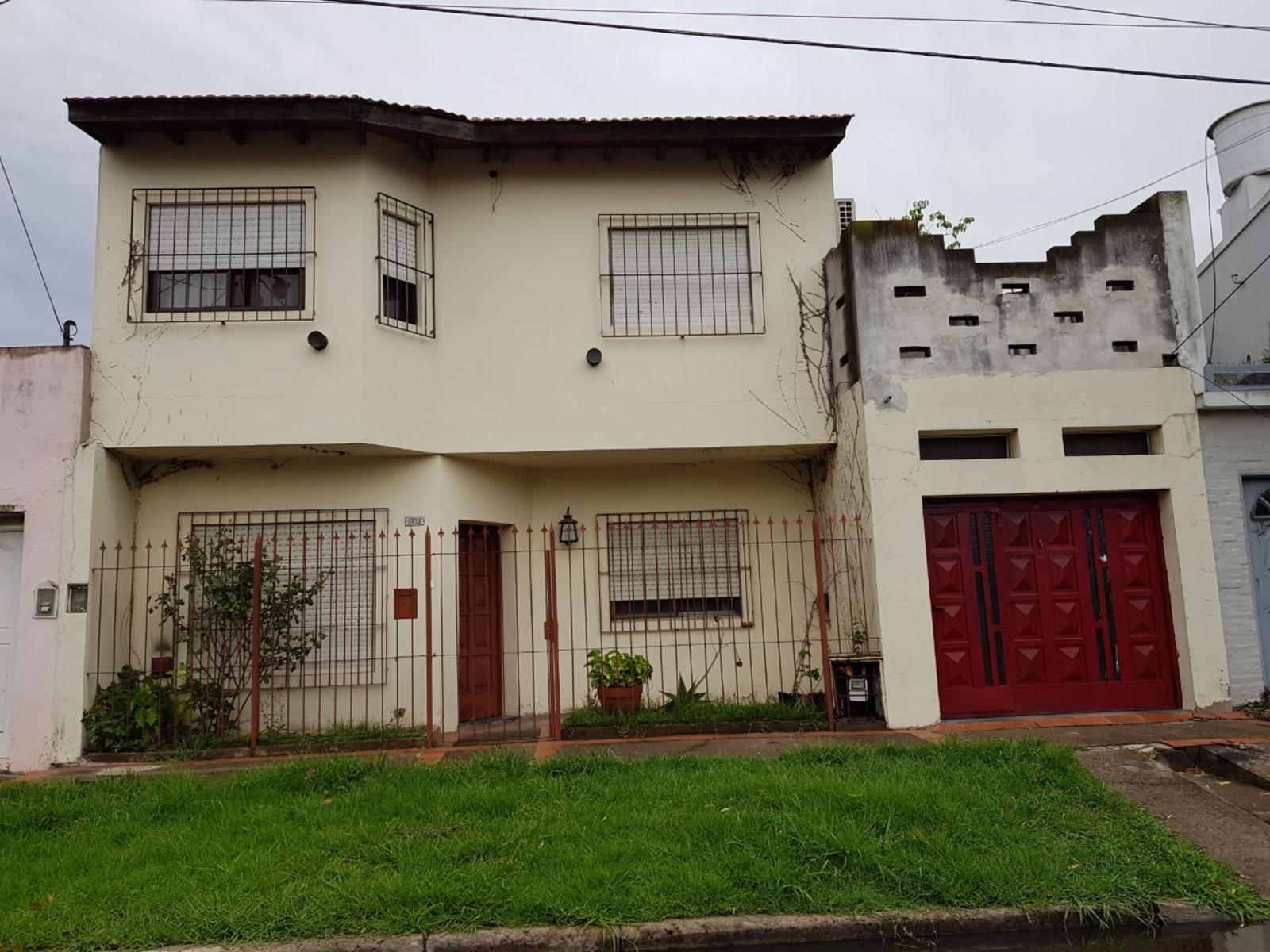 CHALET DE 3 AMBIENTES, SOBRE LOTE IRREGULAR DE 10.50 EN SU FRENTE Y 11,35 EN SU COSTADO MAS LARGO, ENCERRANDO UNA SUPERFICIE APROXIMADA DE 100 M2. VILLA LUZURIAGA — foto 2