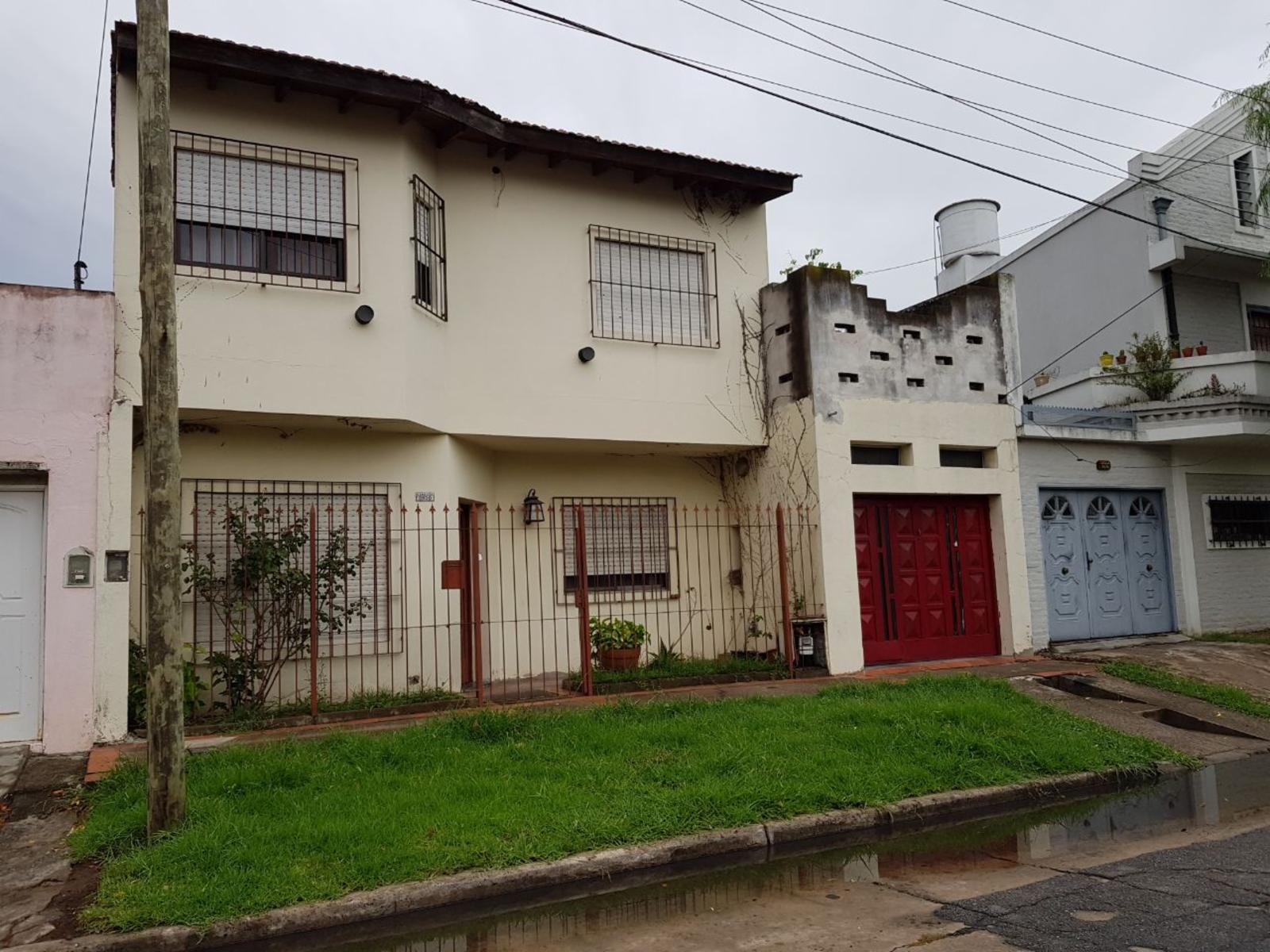 CHALET DE 3 AMBIENTES, SOBRE LOTE IRREGULAR DE 10.50 EN SU FRENTE Y 11,35 EN SU COSTADO MAS LARGO, ENCERRANDO UNA SUPERFICIE APROXIMADA DE 100 M2. VILLA LUZURIAGA — foto 3