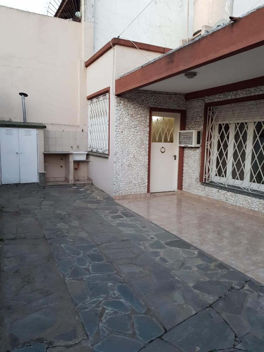 CASA EN ESQUINA 4 AMBIENTES CON ENTRADA DE AUTO Y PATIO, RAMOS MEJIA, 50 METROS DE AVENIDA DE MAYO.