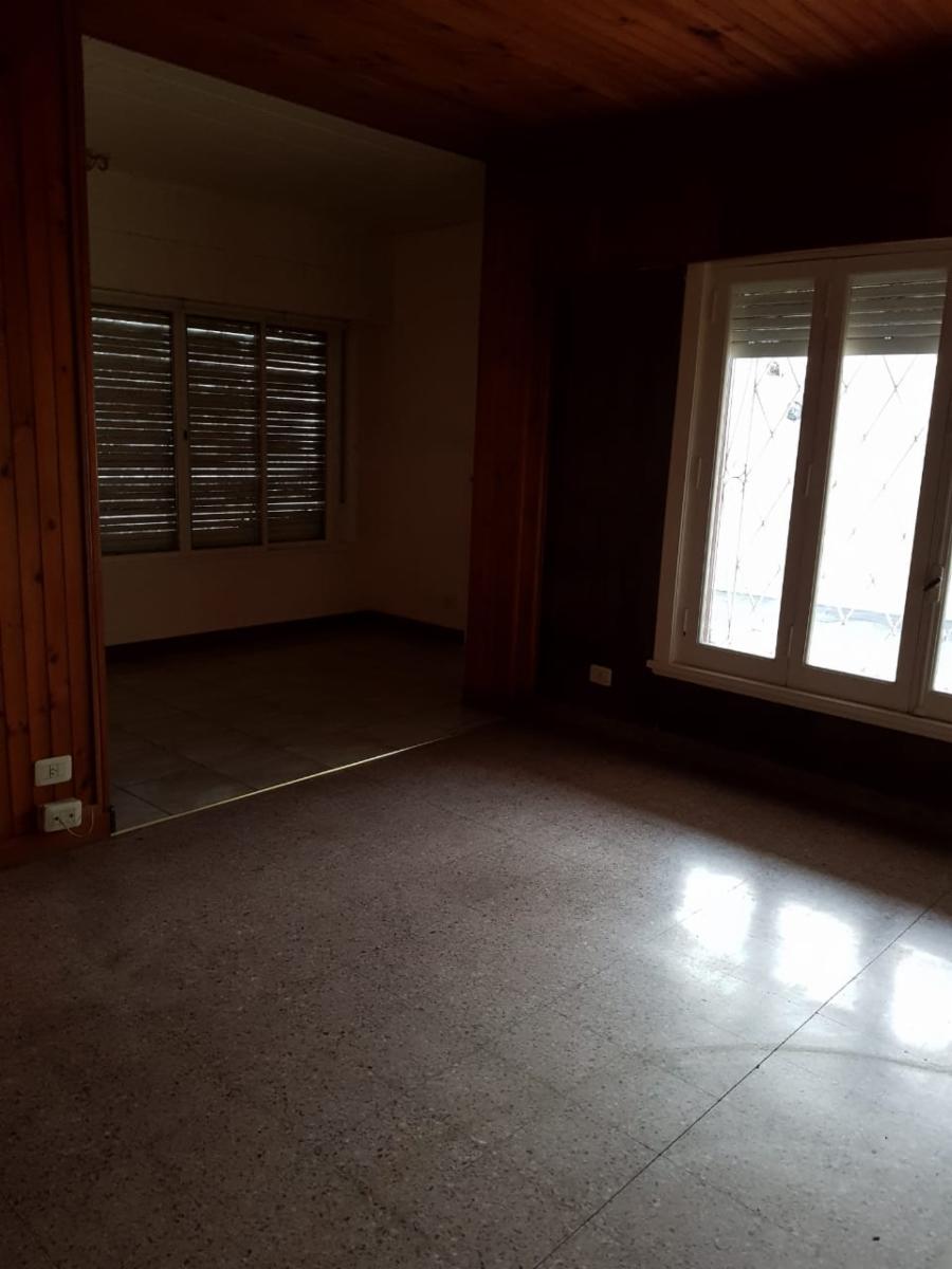 CASA EN ESQUINA 4 AMBIENTES CON ENTRADA DE AUTO Y PATIO, RAMOS MEJIA, 50 METROS DE AVENIDA DE MAYO. — foto 2