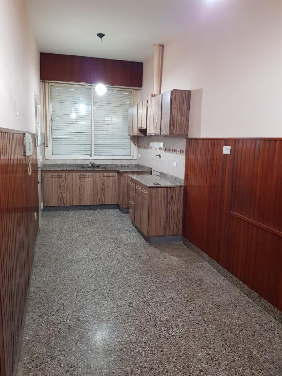CASA EN ESQUINA 4 AMBIENTES CON ENTRADA DE AUTO Y PATIO, RAMOS MEJIA, 50 METROS DE AVENIDA DE MAYO. — foto 3