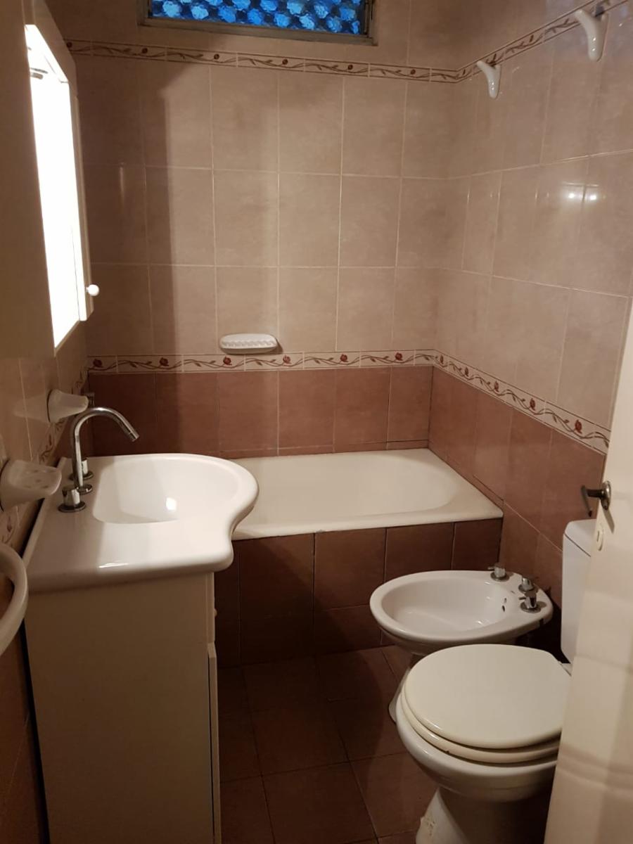 CASA EN ESQUINA 4 AMBIENTES CON ENTRADA DE AUTO Y PATIO, RAMOS MEJIA, 50 METROS DE AVENIDA DE MAYO. — foto 4