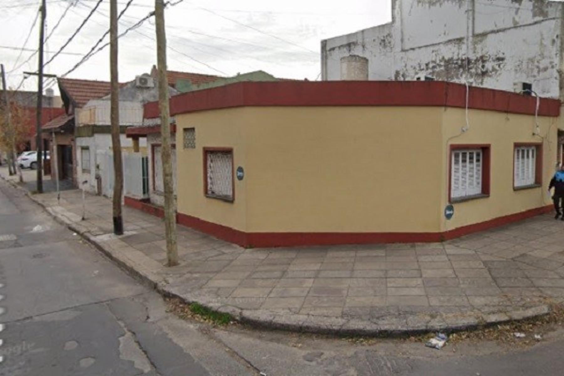CASA EN ESQUINA 4 AMBIENTES CON ENTRADA DE AUTO Y PATIO, RAMOS MEJIA, 50 METROS DE AVENIDA DE MAYO. — foto 5