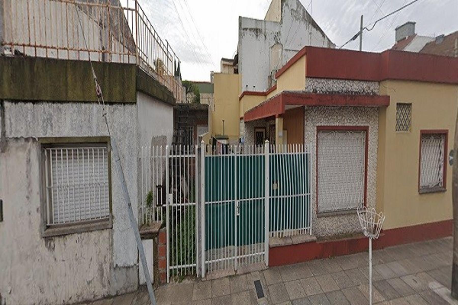 CASA EN ESQUINA 4 AMBIENTES CON ENTRADA DE AUTO Y PATIO, RAMOS MEJIA, 50 METROS DE AVENIDA DE MAYO. — foto 7