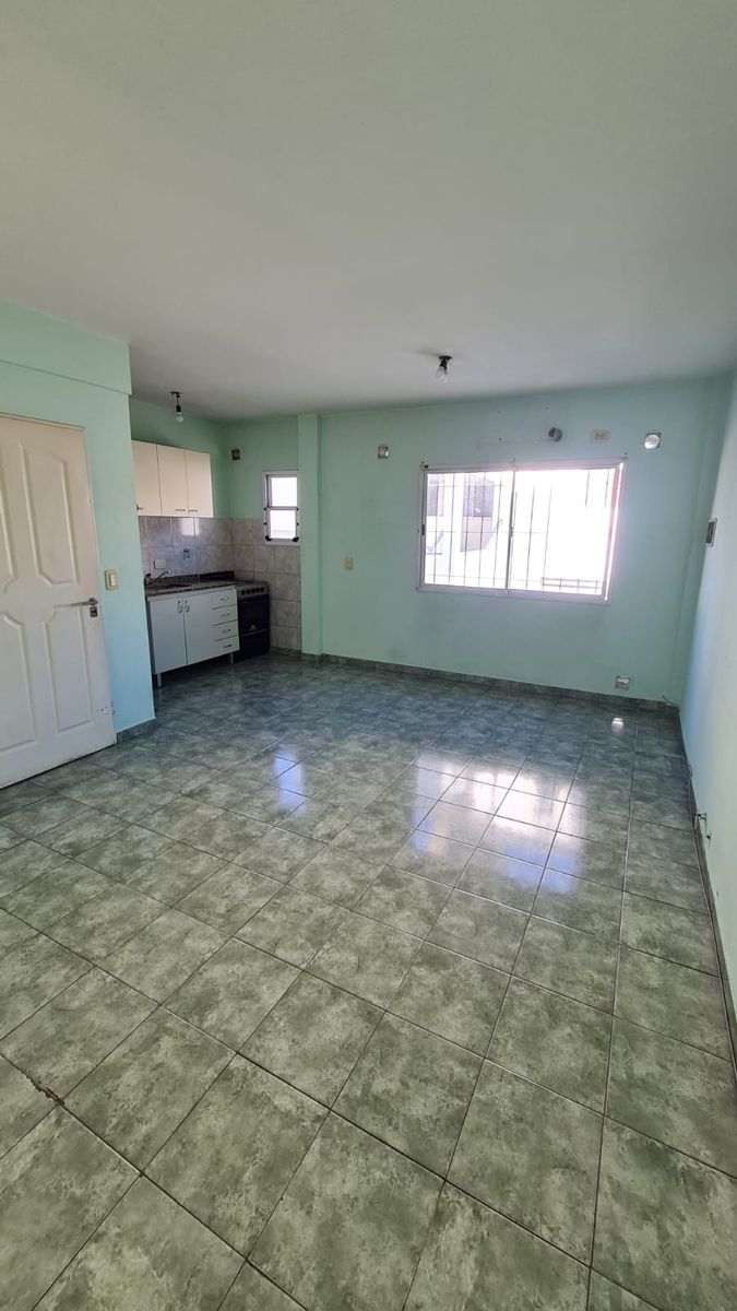 DEPARTAMENTO DE 3 AMBIENTES EN 1º PISO, EXCELENTE ESTADO Y UBICACION. SOBRE AV ARIETA - 3