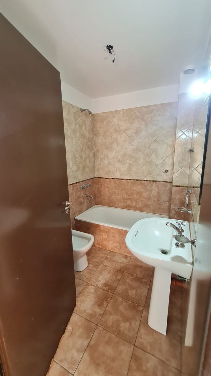 DEPARTAMENTO DE 3 AMBIENTES EN 1º PISO, EXCELENTE ESTADO Y UBICACION. SOBRE AV ARIETA - 6