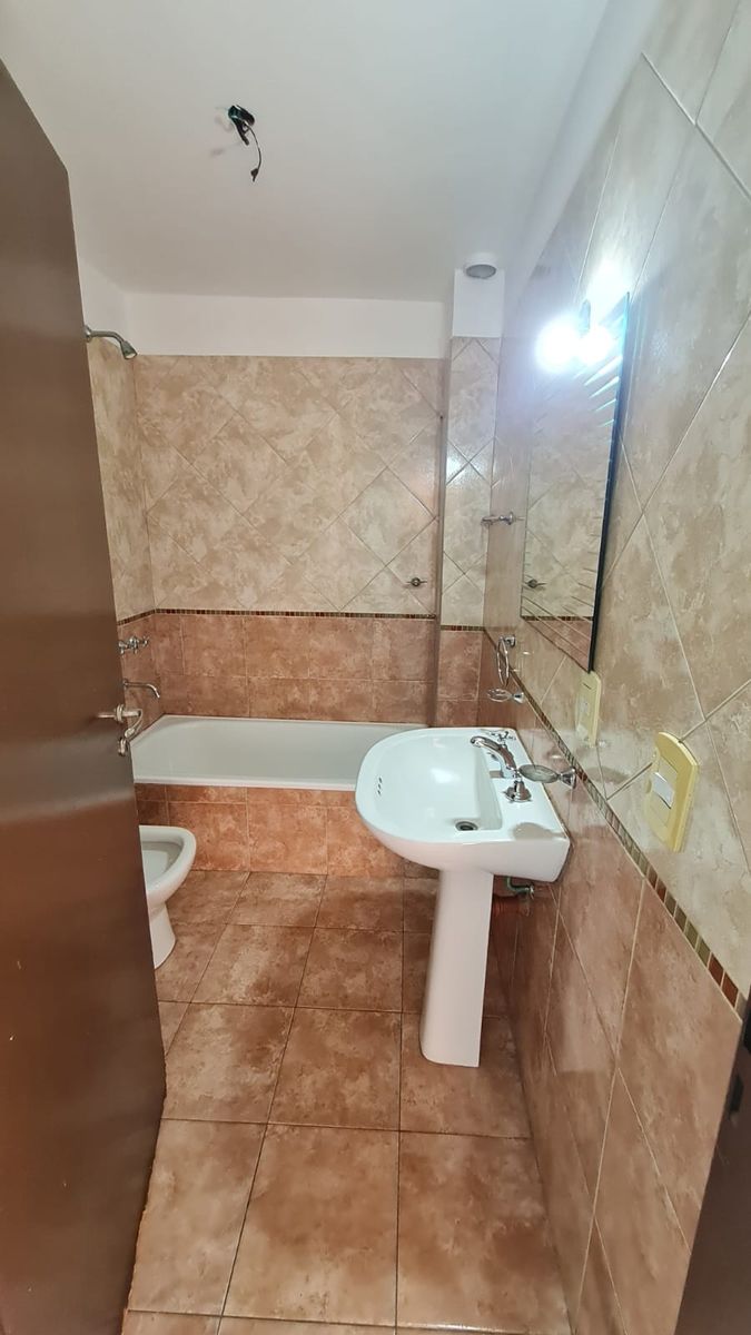 DEPARTAMENTO DE 3 AMBIENTES EN 1º PISO, EXCELENTE ESTADO Y UBICACION. SOBRE AV ARIETA - 8