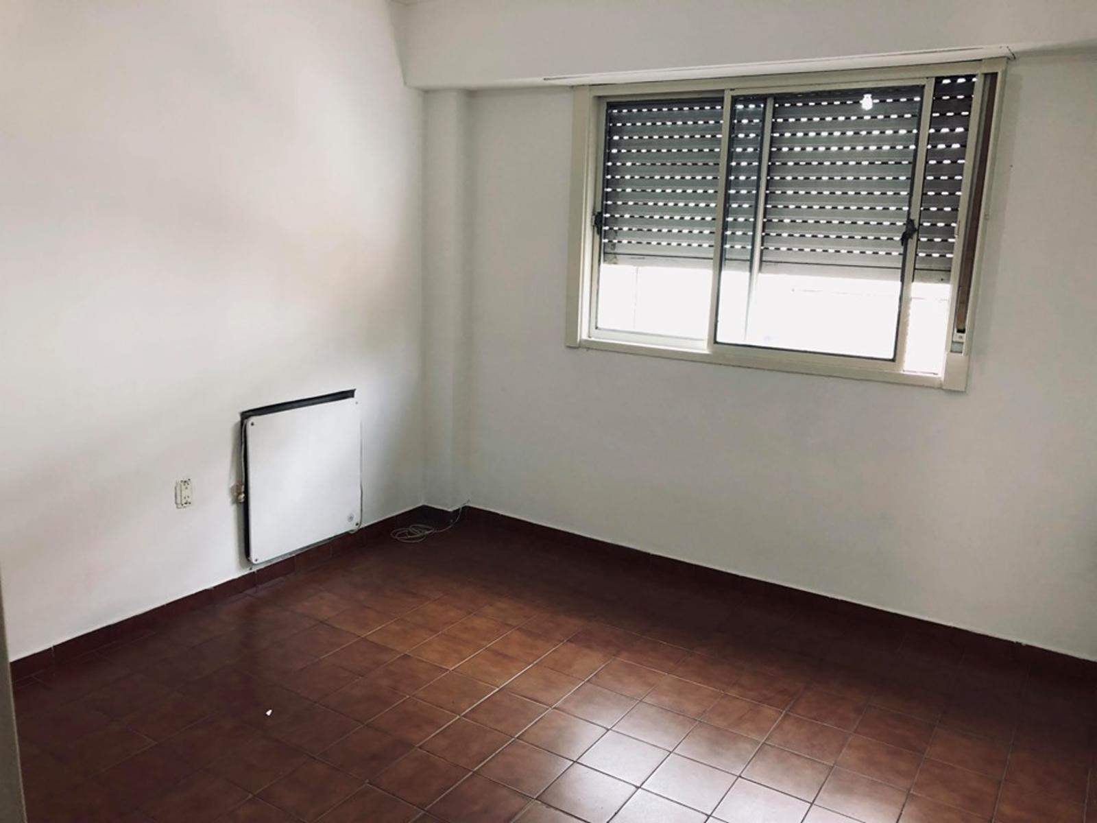 DEPTO DE 2 AMBIENTES EN 1° PISO AL CONTRA FRENTE — foto 3