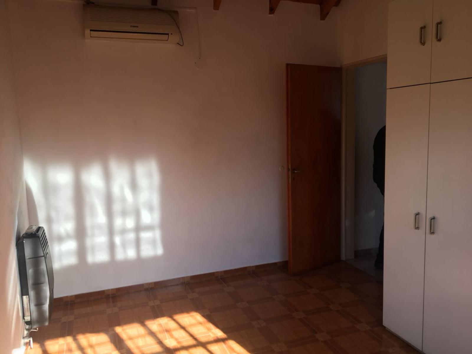 EXCELENTE CHALET EN ESQUINA DE 4 AMBIENTES 180 M2 CUB. — foto 4