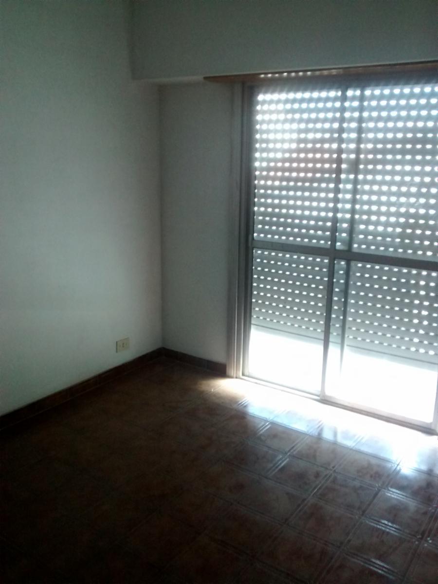 DEPARTAMENTO DE 3 AMBIENTES Y MEDIO 1° PISO AL FRENTE CON AMPLIO PATIO — foto 3