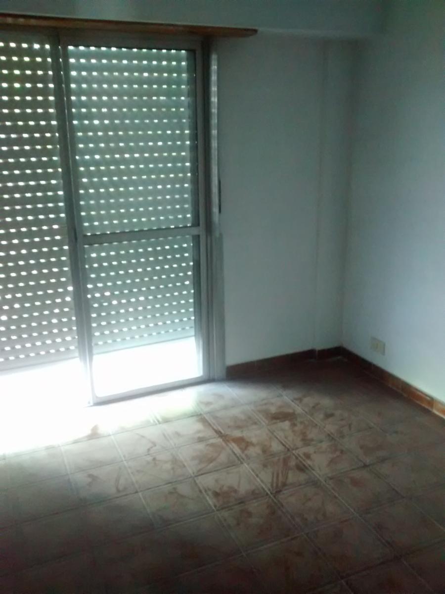 DEPARTAMENTO DE 3 AMBIENTES 2° PISO AL FRENTE CON AMPLIO PATIO