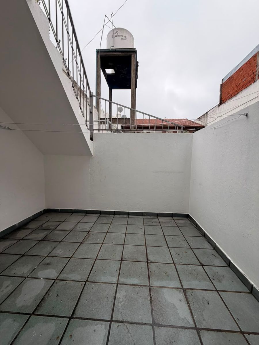DEPARTAMENTO 2 AMBIENTES EN PLANTA BAJA AL FRENTE CON PATIO Y ESPACIO PARA GUARDAR AUTO. VILLA LUZURIAGA - 2