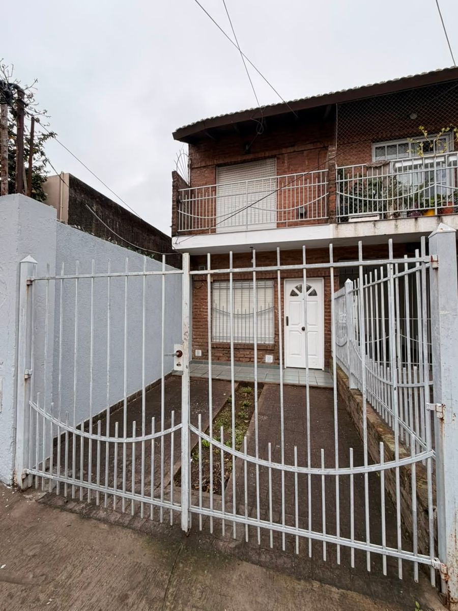 DEPARTAMENTO 2 AMBIENTES EN PLANTA BAJA AL FRENTE CON PATIO Y ESPACIO PARA GUARDAR AUTO. VILLA LUZURIAGA - 3
