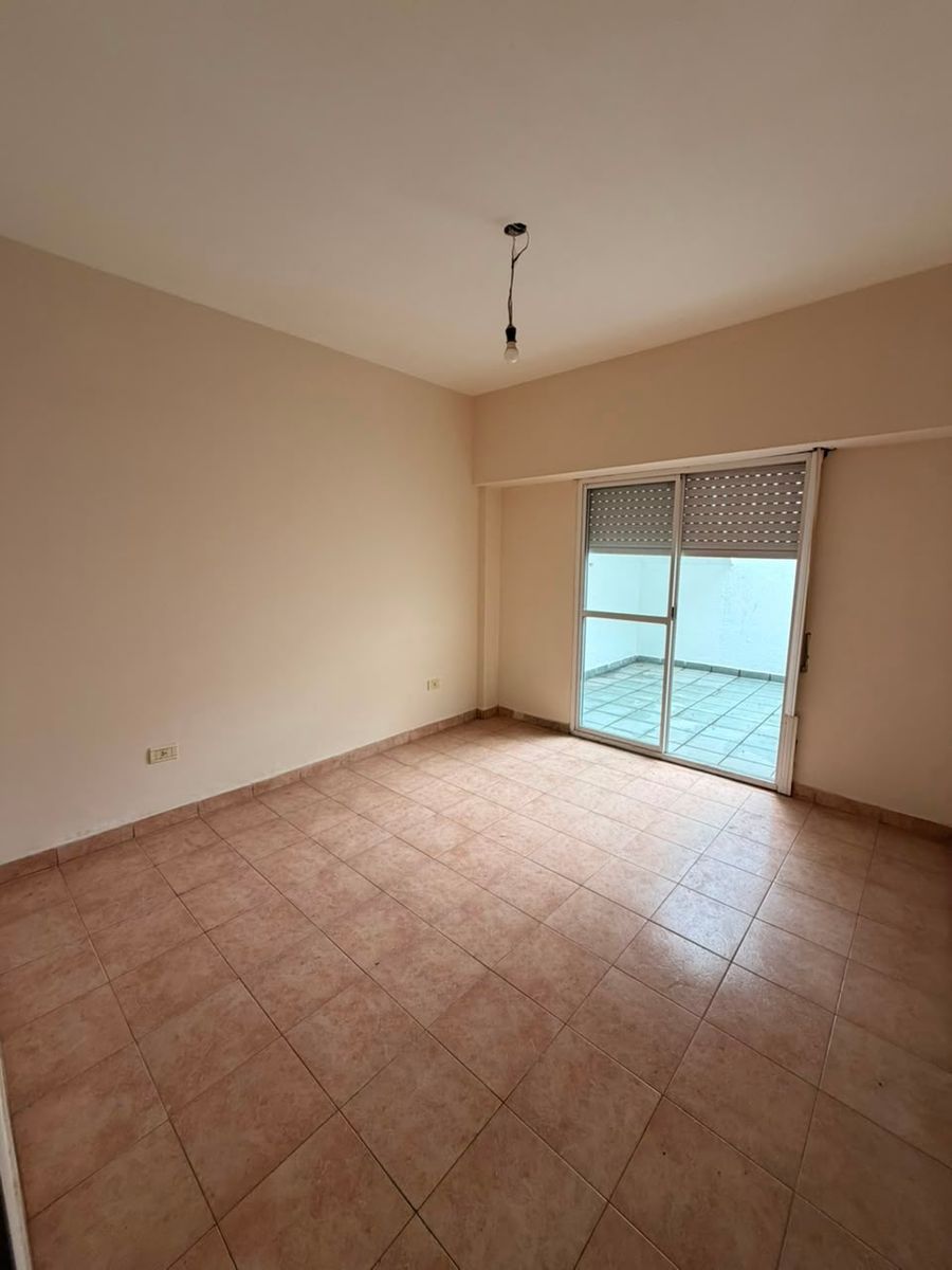 DEPARTAMENTO 2 AMBIENTES EN PLANTA BAJA AL FRENTE CON PATIO Y ESPACIO PARA GUARDAR AUTO. VILLA LUZURIAGA - 4