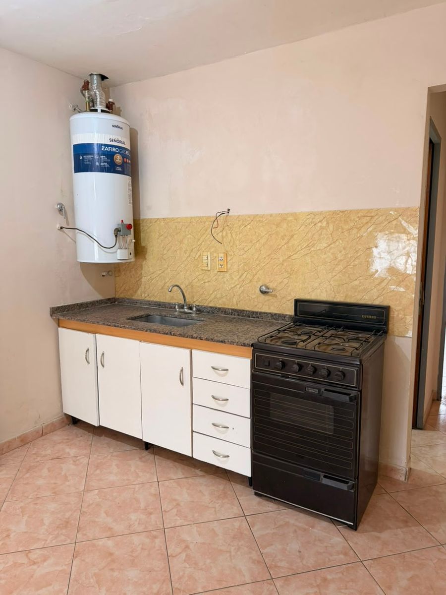 DEPARTAMENTO 2 AMBIENTES EN PLANTA BAJA AL FRENTE CON PATIO Y ESPACIO PARA GUARDAR AUTO. VILLA LUZURIAGA - 5