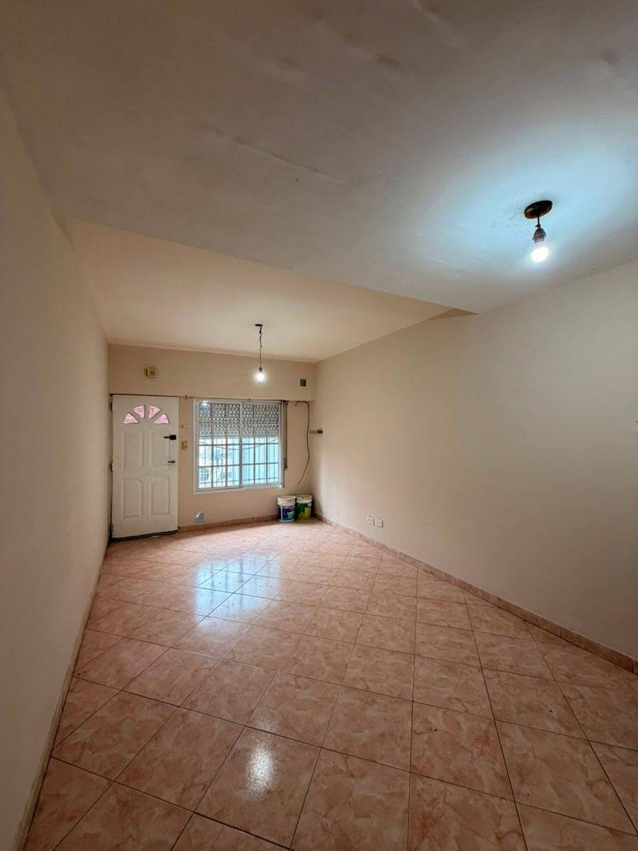 DEPARTAMENTO 2 AMBIENTES EN PLANTA BAJA AL FRENTE CON PATIO Y ESPACIO PARA GUARDAR AUTO. VILLA LUZURIAGA - 6