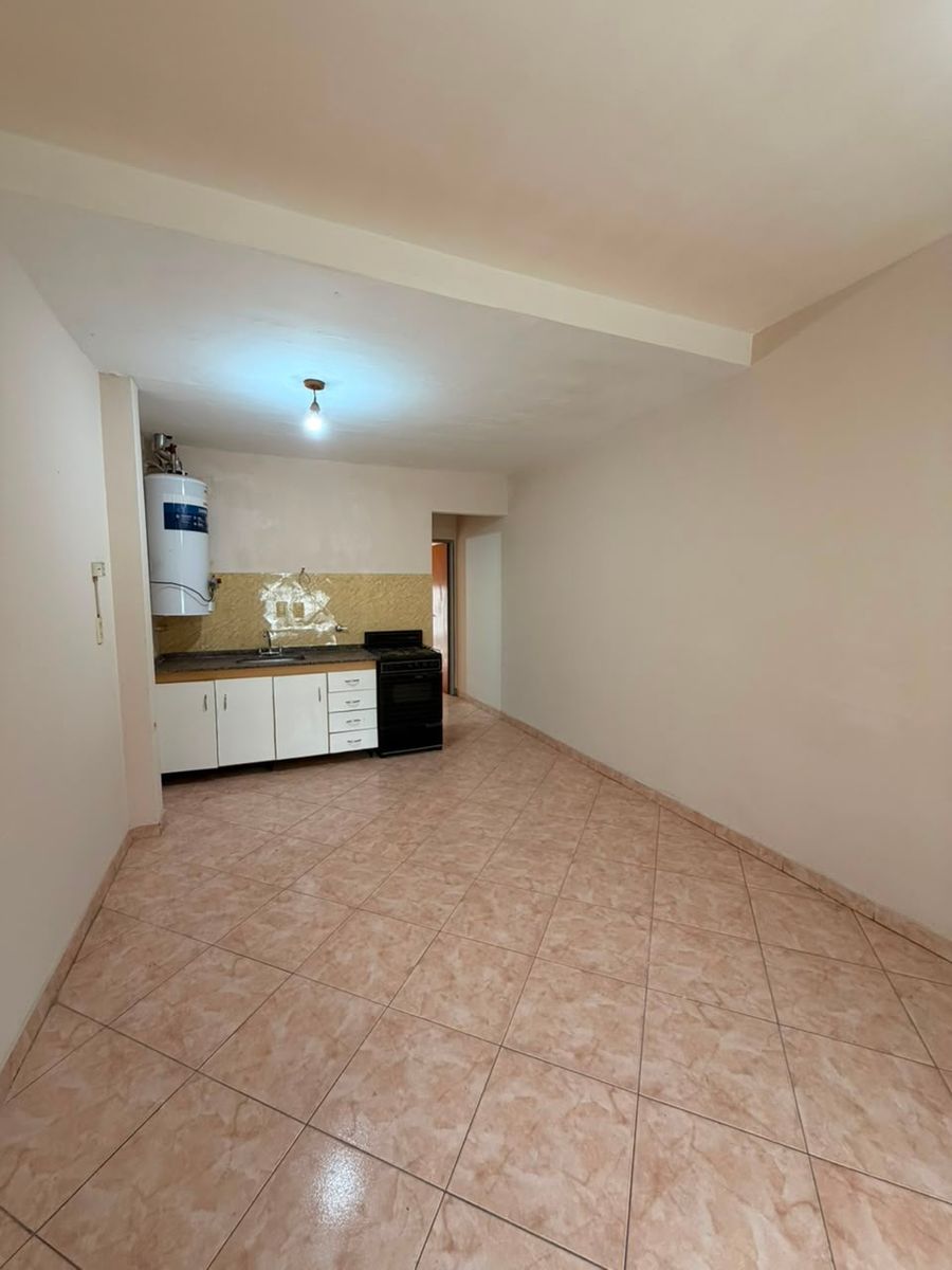 DEPARTAMENTO 2 AMBIENTES EN PLANTA BAJA AL FRENTE CON PATIO Y ESPACIO PARA GUARDAR AUTO. VILLA LUZURIAGA - 7