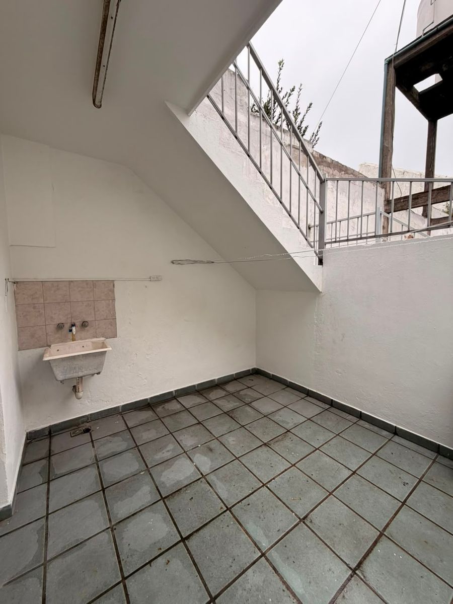 DEPARTAMENTO 2 AMBIENTES EN PLANTA BAJA AL FRENTE CON PATIO Y ESPACIO PARA GUARDAR AUTO. VILLA LUZURIAGA - 8