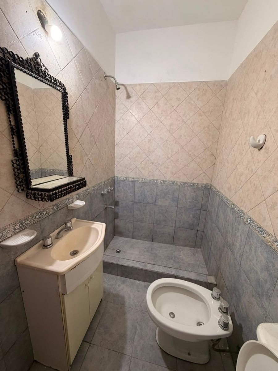 DEPARTAMENTO 2 AMBIENTES EN PLANTA BAJA AL FRENTE CON PATIO Y ESPACIO PARA GUARDAR AUTO. VILLA LUZURIAGA - 9