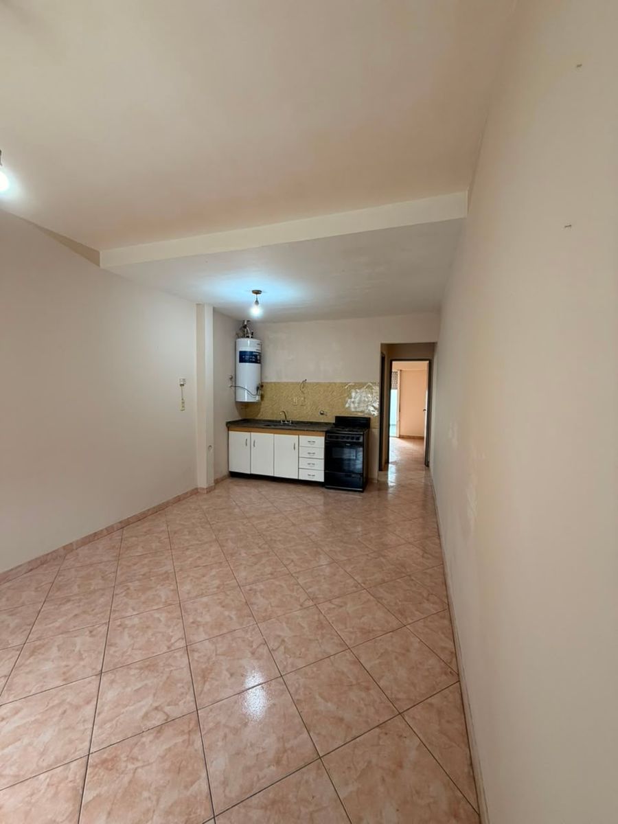 DEPARTAMENTO 2 AMBIENTES EN PLANTA BAJA AL FRENTE CON PATIO Y ESPACIO PARA GUARDAR AUTO. VILLA LUZURIAGA - 11