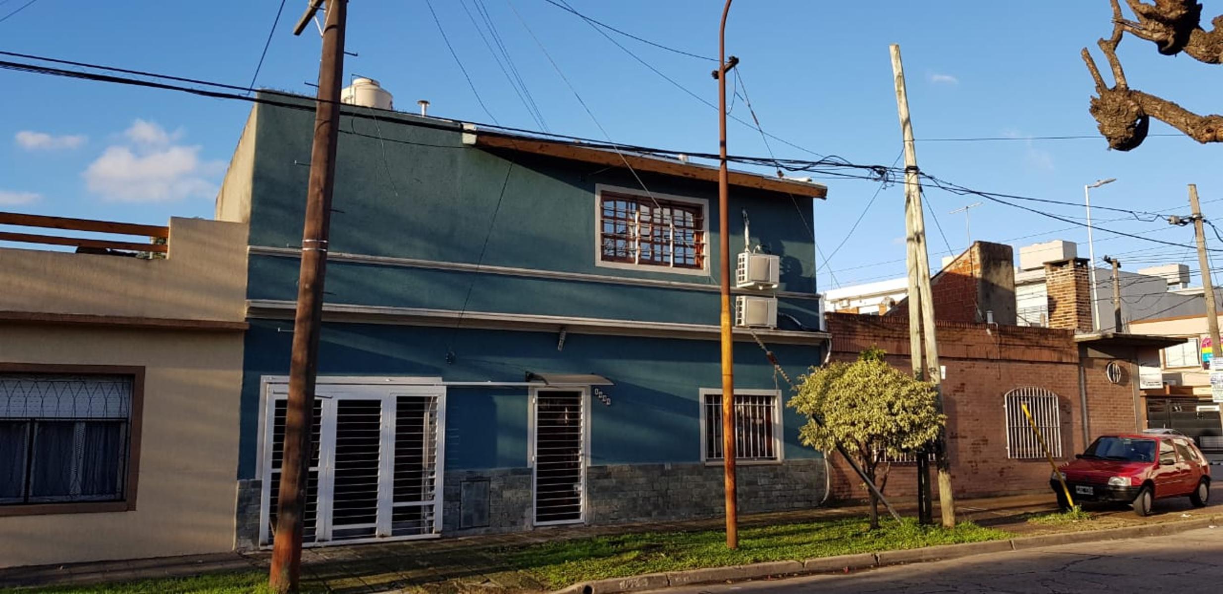 CHALET EN DOS PLANTAS, SOBRE LOTE DE 10 X 18, GARAJE PARA 2 AUTOS, 3 DORMITORIOS, UNO CON BAÑO EN SUITE, FONDO CON PARRILLA Y PILETA. HAEDO SUR. — foto 2