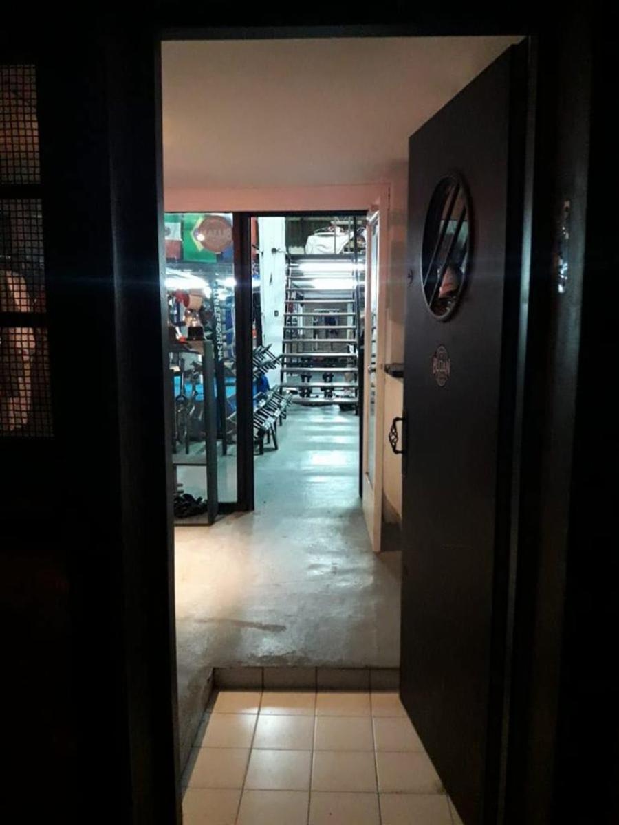 GALPÓN SOBRE LOTE 10X32 DE 350m2 CUBIERTOS MAS ENTREPISO, OFICINAS, BAÑOS, VESTUARIO Y LOFT CON BAÑO INSTALADO, PATIO Y PARRILLA. — foto 3
