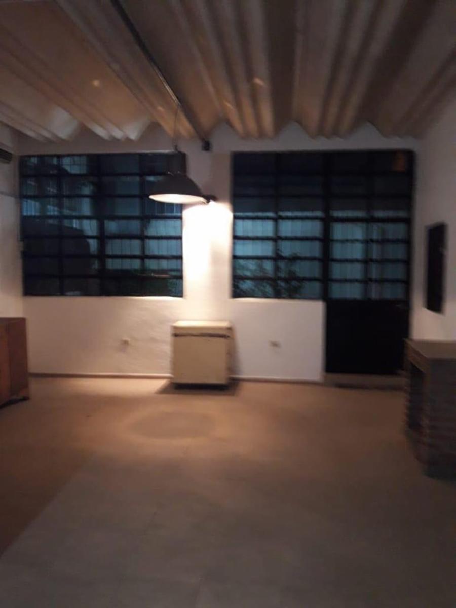 GALPÓN SOBRE LOTE 10X32 DE 350m2 CUBIERTOS MAS ENTREPISO, OFICINAS, BAÑOS, VESTUARIO Y LOFT CON BAÑO INSTALADO, PATIO Y PARRILLA. — foto 7
