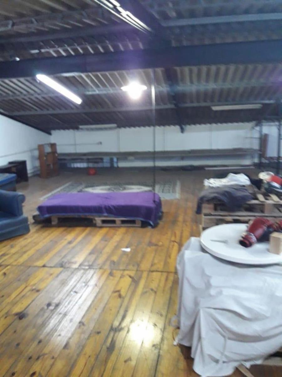 GALPÓN SOBRE LOTE 10X32 DE 350m2 CUBIERTOS MAS ENTREPISO, OFICINAS, BAÑOS, VESTUARIO Y LOFT CON BAÑO INSTALADO, PATIO Y PARRILLA. — foto 8