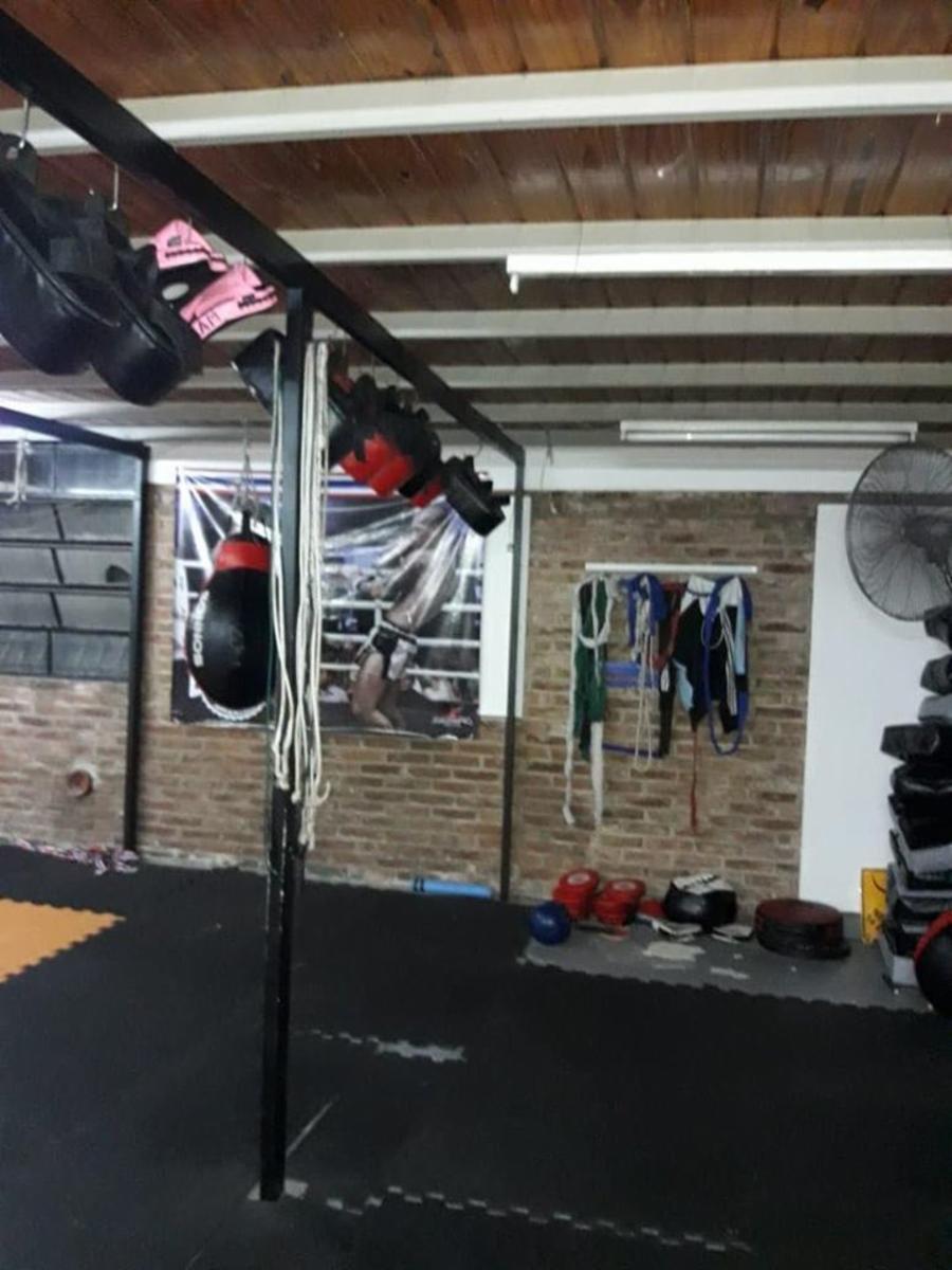 GALPÓN SOBRE LOTE 10X32 DE 350m2 CUBIERTOS MAS ENTREPISO, OFICINAS, BAÑOS, VESTUARIO Y LOFT CON BAÑO INSTALADO, PATIO Y PARRILLA. — foto 10