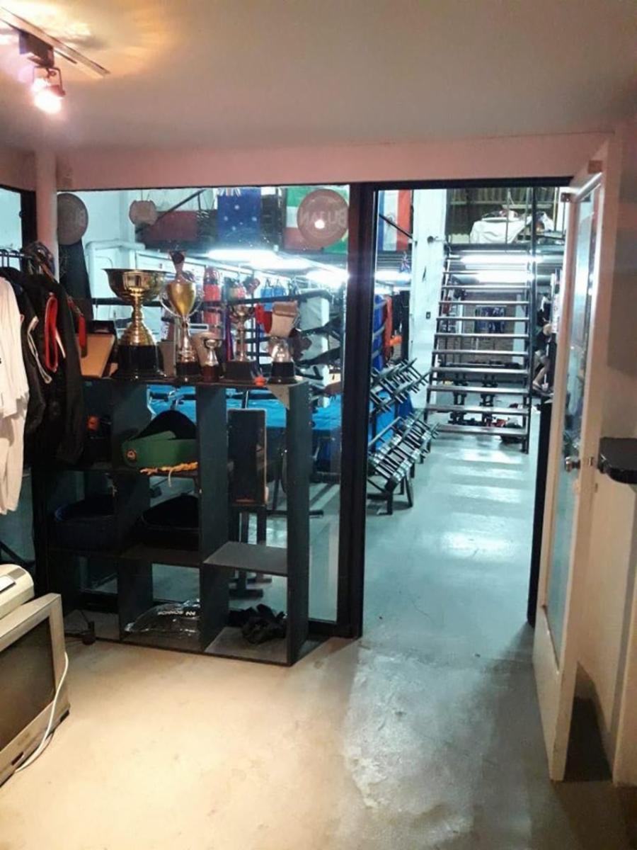 GALPÓN SOBRE LOTE 10X32 DE 350m2 CUBIERTOS MAS ENTREPISO, OFICINAS, BAÑOS, VESTUARIO Y LOFT CON BAÑO INSTALADO, PATIO Y PARRILLA. — foto 13