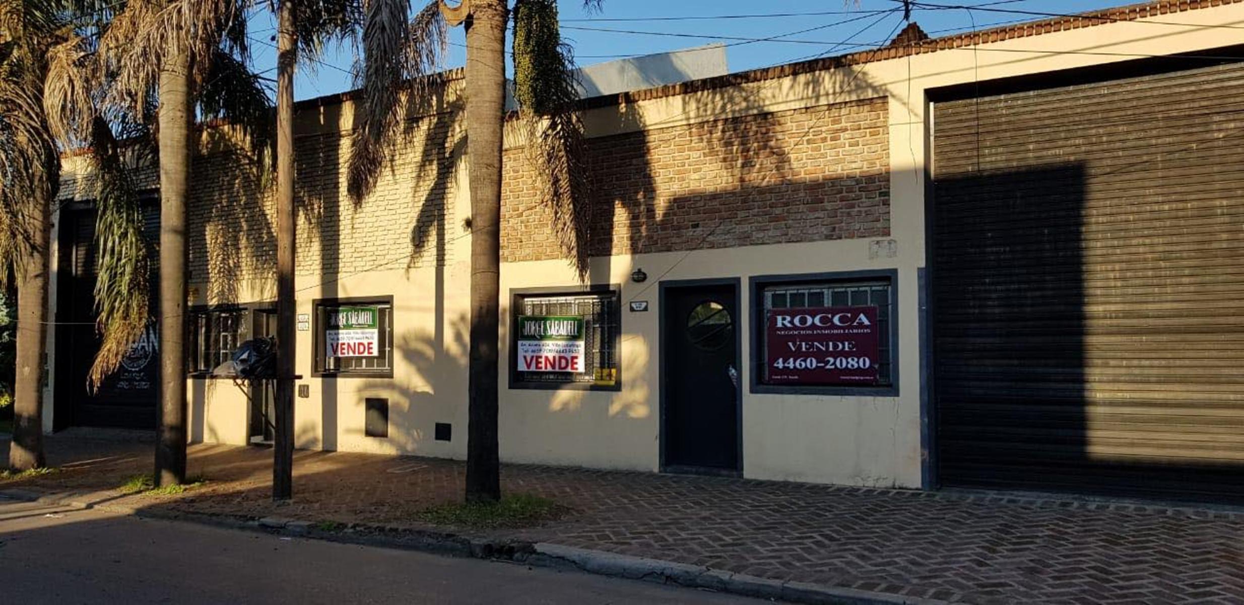 GALPÓN SOBRE LOTE 10X32m DE 160m2 CUBIERTOS CON BAÑO, OFICINAS Y ESPACIO LIBRE DE 5X32m, ENTRADA DE CAMIÓN Y AUTOS CON PERSIANA DE ENROLLAR ELÉCTRICA