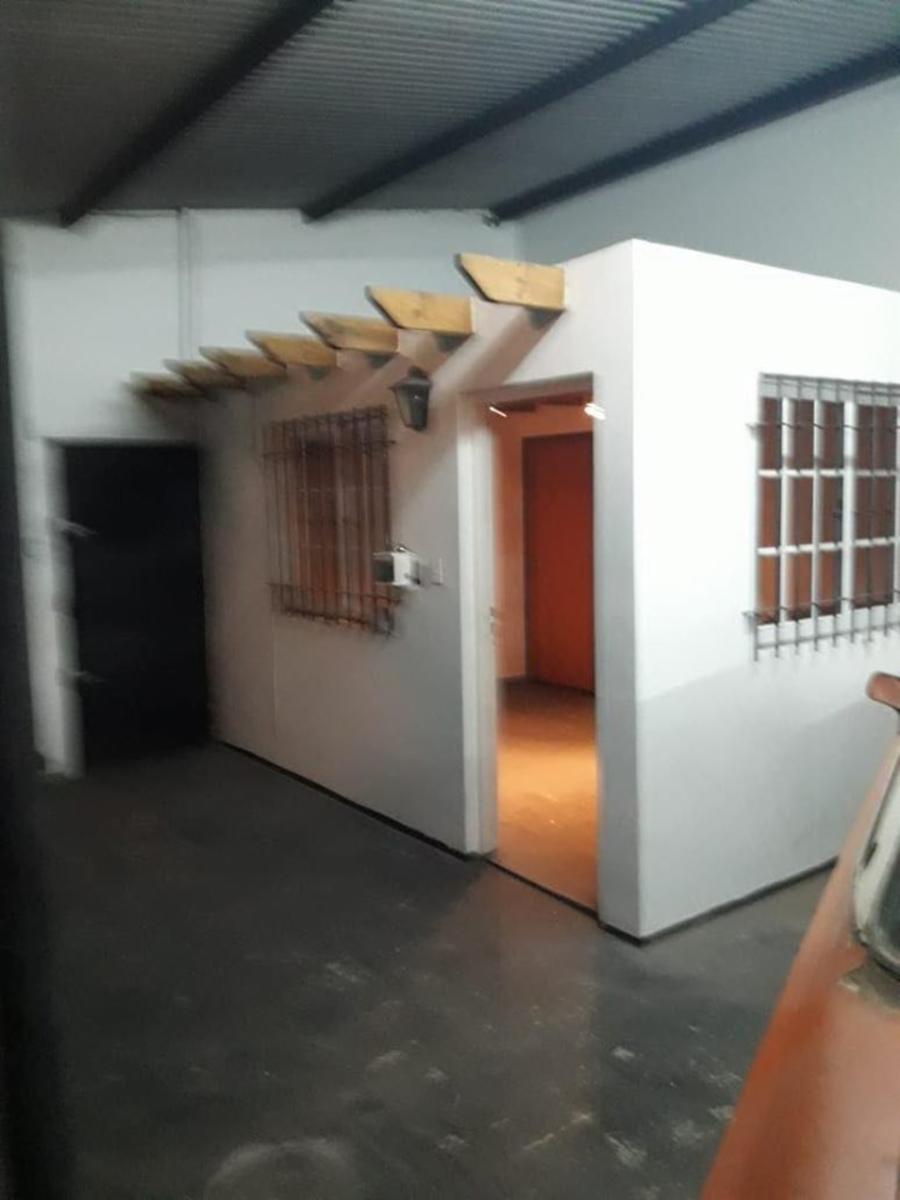 GALPÓN SOBRE LOTE 10X32m DE 160m2 CUBIERTOS CON BAÑO, OFICINAS Y ESPACIO LIBRE DE 5X32m, ENTRADA DE CAMIÓN Y AUTOS CON PERSIANA DE ENROLLAR ELÉCTRICA — foto 2