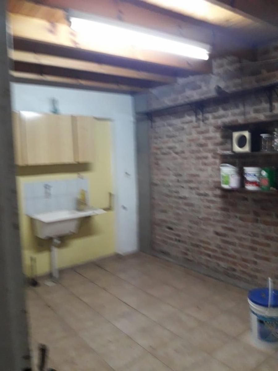 GALPÓN SOBRE LOTE 10X32m DE 160m2 CUBIERTOS CON BAÑO, OFICINAS Y ESPACIO LIBRE DE 5X32m, ENTRADA DE CAMIÓN Y AUTOS CON PERSIANA DE ENROLLAR ELÉCTRICA — foto 3