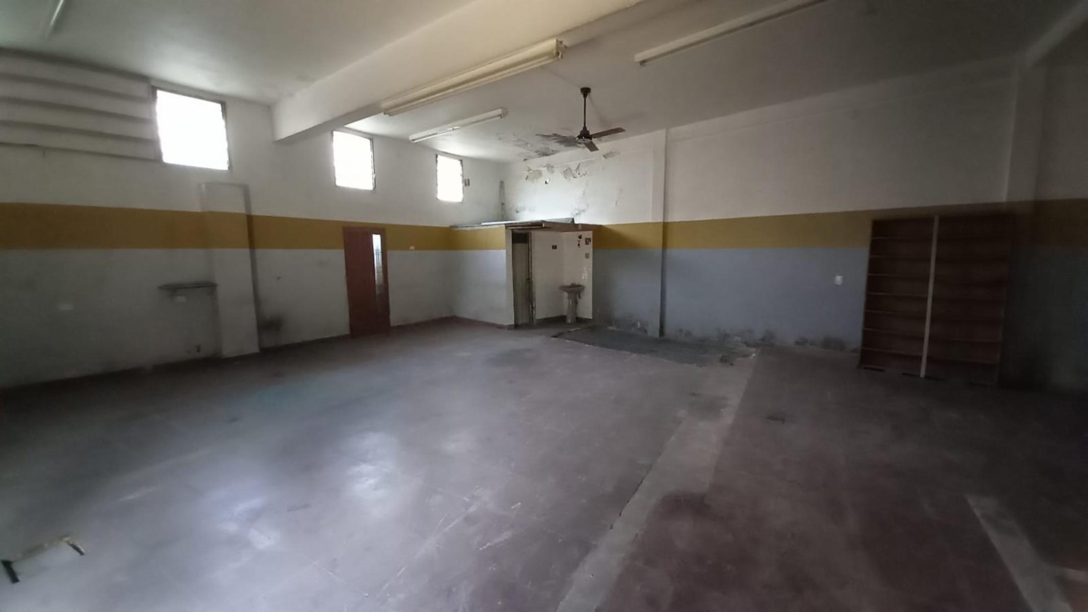 LOCAL DE 98 M2 CON BAÑO INSTALADO, VIDRIERA Y PERSIANA ENTRADA DE AUTO CUBIERTA — foto 3