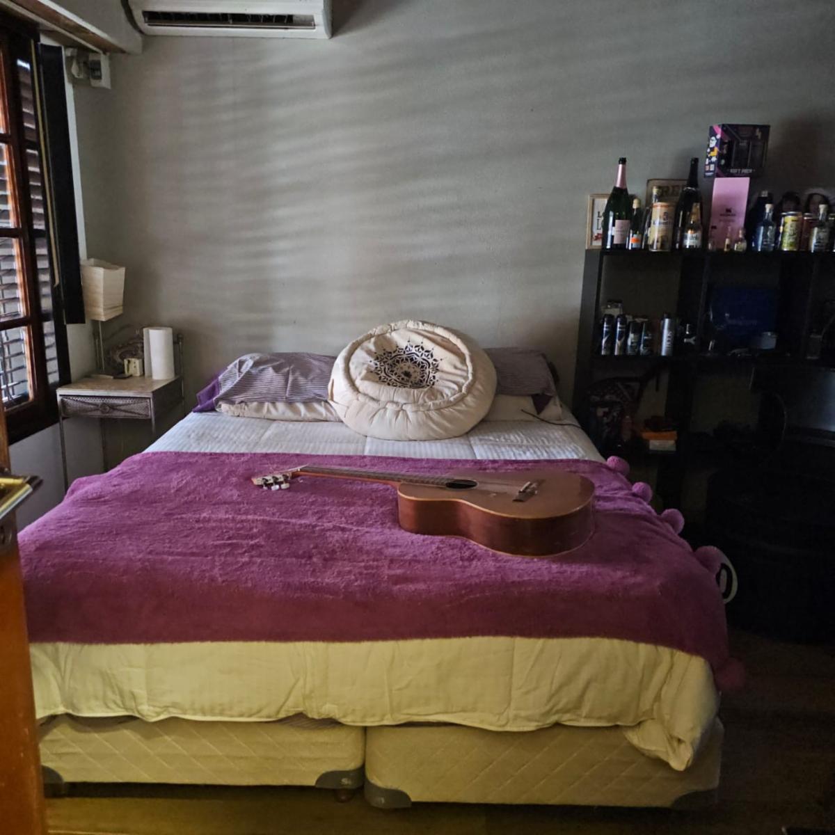 Excelente chalet de 4 amplios ambientes sobre lote de 12,99 x 51, congarage cubierto para 3 autos, galeria con parrilla, fondo y quincho.Excelente estado. APTO CREDITO — foto 2