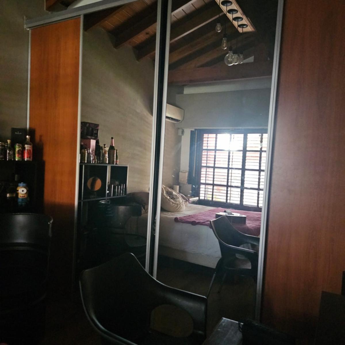 Excelente chalet de 4 amplios ambientes sobre lote de 12,99 x 51, congarage cubierto para 3 autos, galeria con parrilla, fondo y quincho.Excelente estado. APTO CREDITO — foto 3