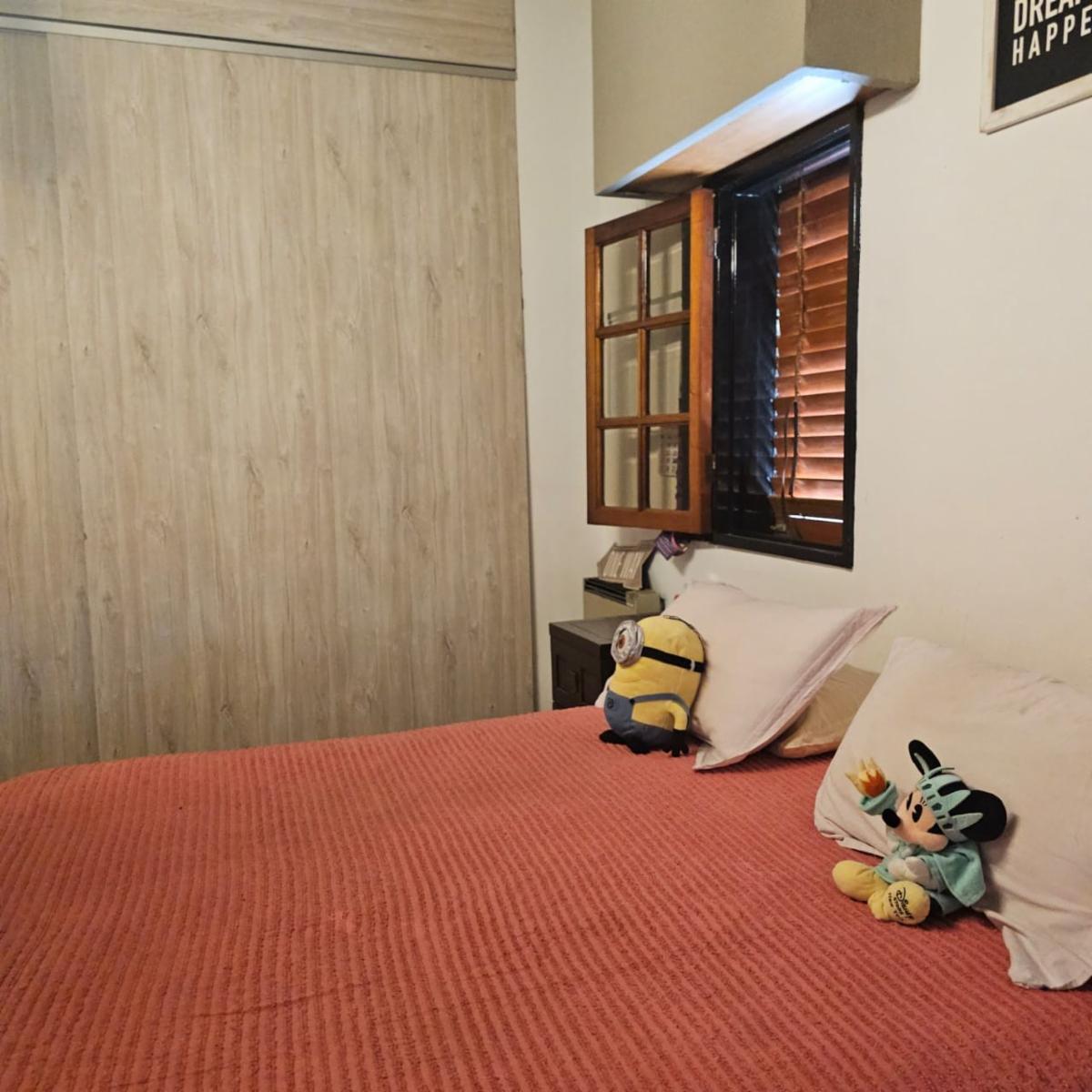 Excelente chalet de 4 amplios ambientes sobre lote de 12,99 x 51, congarage cubierto para 3 autos, galeria con parrilla, fondo y quincho.Excelente estado. APTO CREDITO — foto 4