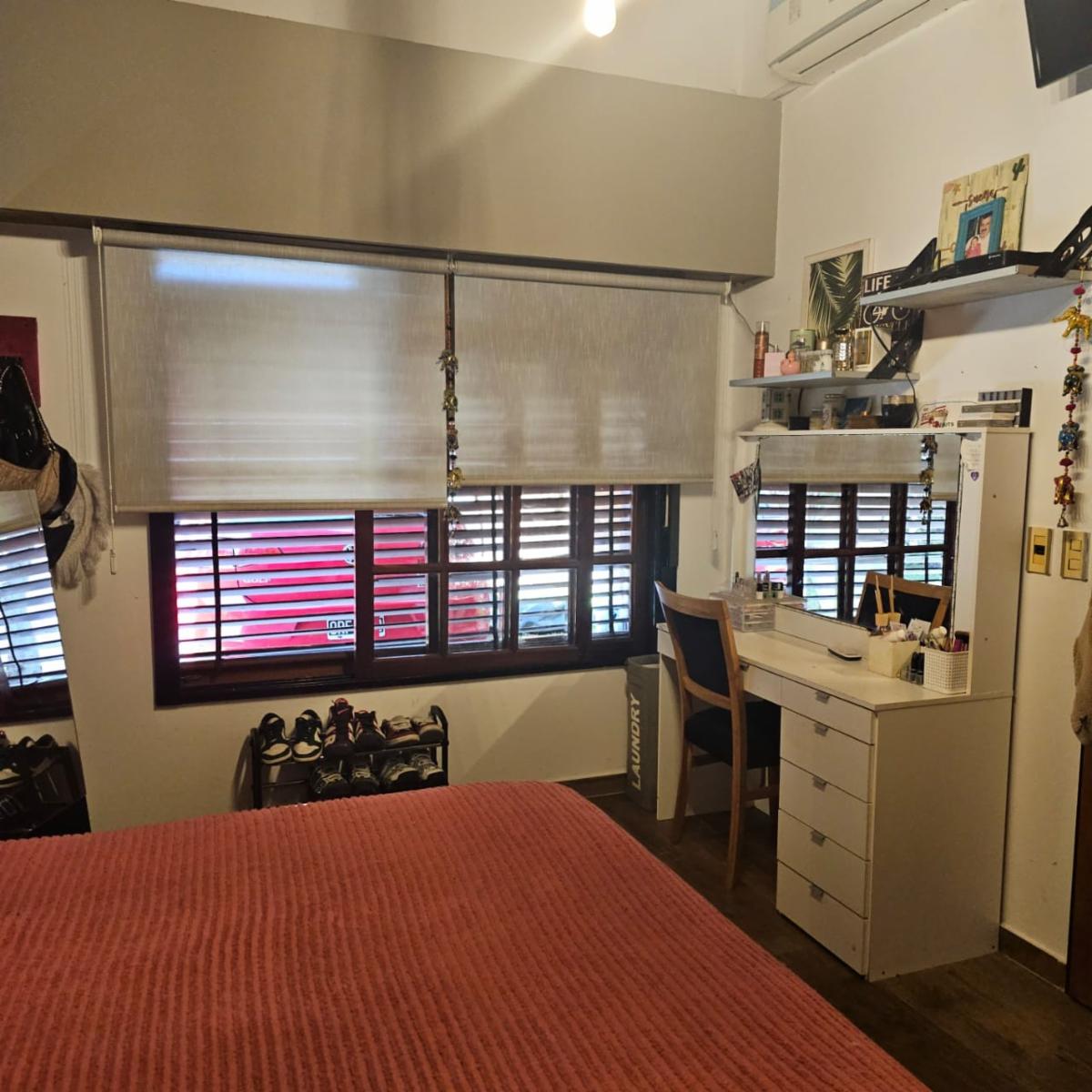 Excelente chalet de 4 amplios ambientes sobre lote de 12,99 x 51, congarage cubierto para 3 autos, galeria con parrilla, fondo y quincho.Excelente estado. APTO CREDITO — foto 5