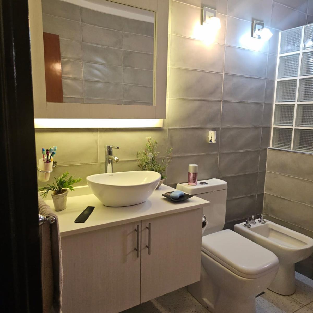 Excelente chalet de 4 amplios ambientes sobre lote de 12,99 x 51, congarage cubierto para 3 autos, galeria con parrilla, fondo y quincho.Excelente estado. APTO CREDITO — foto 6