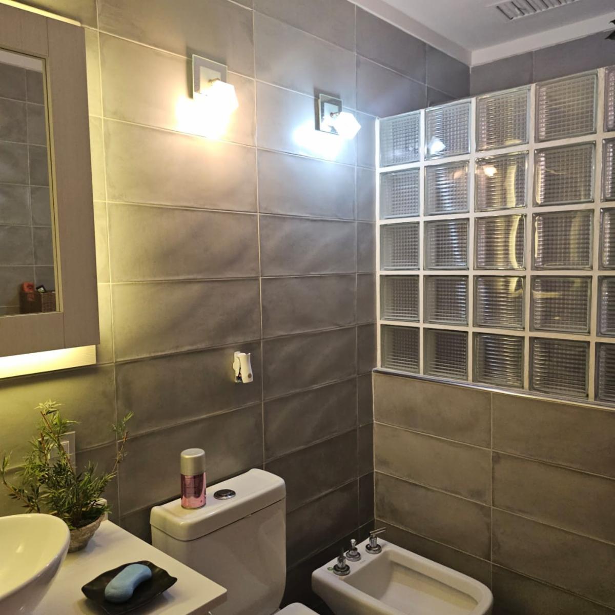 Excelente chalet de 4 amplios ambientes sobre lote de 12,99 x 51, congarage cubierto para 3 autos, galeria con parrilla, fondo y quincho.Excelente estado. APTO CREDITO — foto 7
