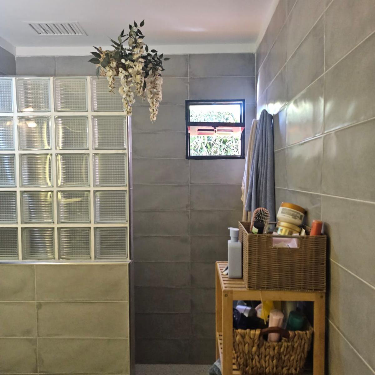 Excelente chalet de 4 amplios ambientes sobre lote de 12,99 x 51, congarage cubierto para 3 autos, galeria con parrilla, fondo y quincho.Excelente estado. APTO CREDITO — foto 8