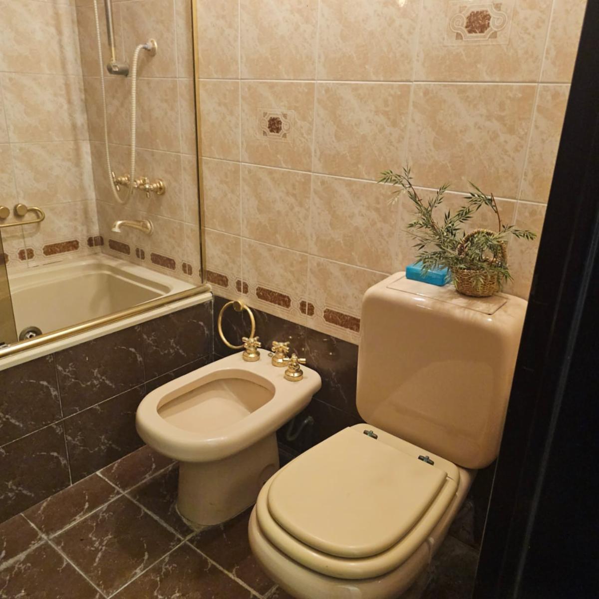 Excelente chalet de 4 amplios ambientes sobre lote de 12,99 x 51, congarage cubierto para 3 autos, galeria con parrilla, fondo y quincho.Excelente estado. APTO CREDITO — foto 9