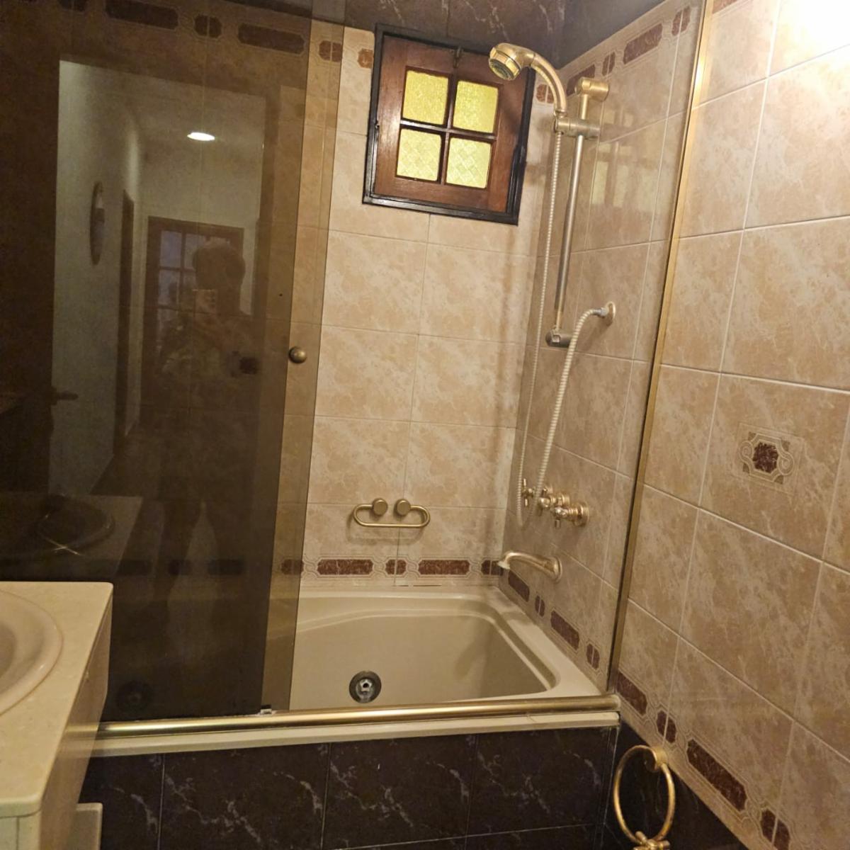 Excelente chalet de 4 amplios ambientes sobre lote de 12,99 x 51, congarage cubierto para 3 autos, galeria con parrilla, fondo y quincho.Excelente estado. APTO CREDITO — foto 10