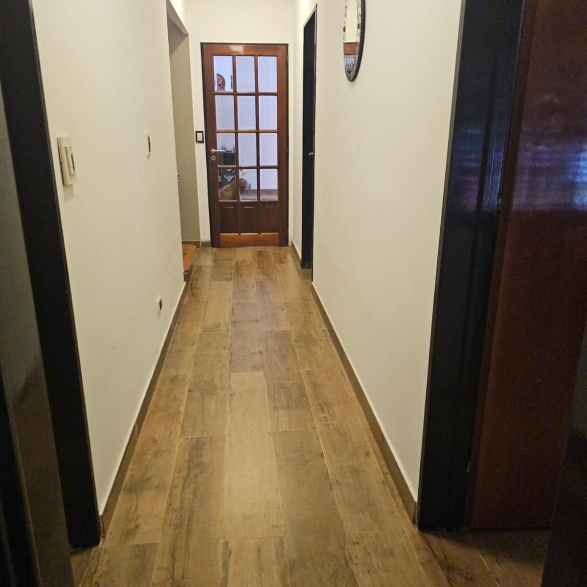 Excelente chalet de 4 amplios ambientes sobre lote de 12,99 x 51, congarage cubierto para 3 autos, galeria con parrilla, fondo y quincho.Excelente estado. APTO CREDITO — foto 11