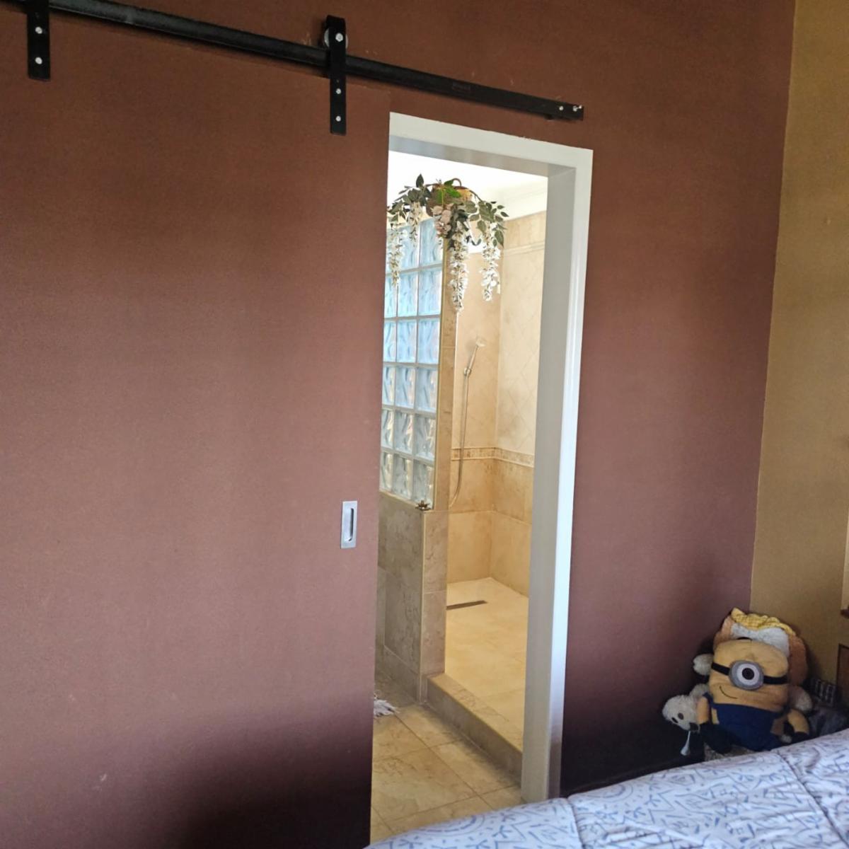 Excelente chalet de 4 amplios ambientes sobre lote de 12,99 x 51, congarage cubierto para 3 autos, galeria con parrilla, fondo y quincho.Excelente estado. APTO CREDITO — foto 12
